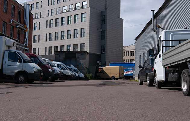 Стоянка у въезда в ремзону Автоцентр ГАЗ БАЛТИЙСКИЙ